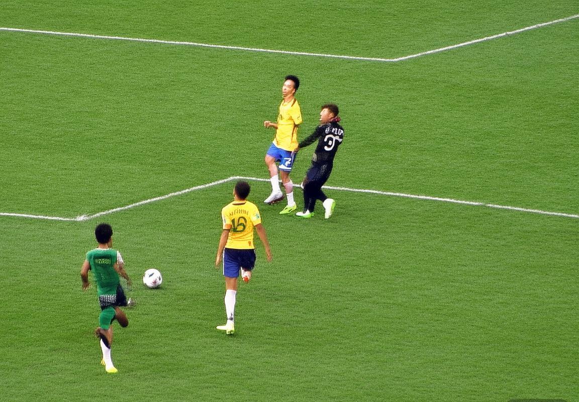 巴西双星中场对决：保利尼奥与孔卡巅峰对决纪实(图1)